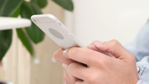 Мобільний обміну повідомленнями з обох рук — стокове відео