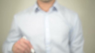 Vergi sistemi, şeffaf ekranda yazma adam