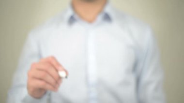 Uzun vadeli, adam şeffaf ekran üzerine yazma