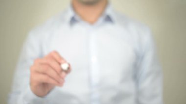 En iyi fırsatlar, şeffaf ekranda yazma adam