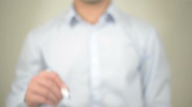Ücretsiz deneme, şeffaf ekranda yazma adam