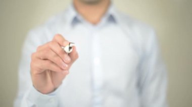 Odak üzerinde eğitim, şeffaf ekranda yazma adam