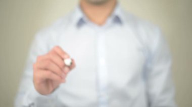 Atık bertaraf, şeffaf ekranda yazma adam