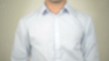 Sosyal güvenlik, şeffaf ekranda yazma adam