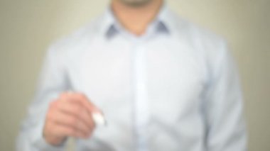 Bir aktif dinleyici, şeffaf ekranda yazma adam olun