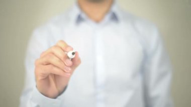 Güzel, adam şeffaf ekranda yazma