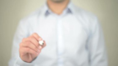 ISO 14001, şeffaf ekranda yazma adam