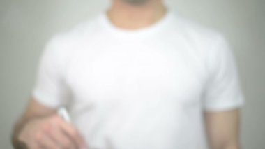 Merhaba Dubai, şeffaf ekranda yazma adam