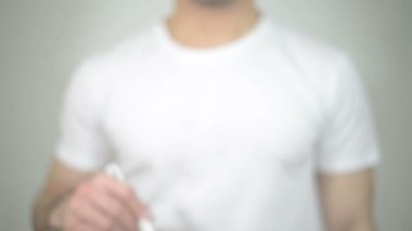 Merhaba Fransa, adam şeffaf ekran üzerine yazma