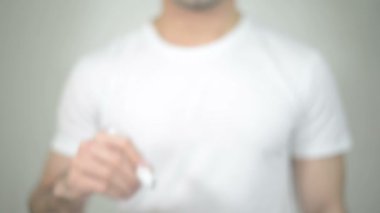 Fitness, şeffaf ekranda yazma adam