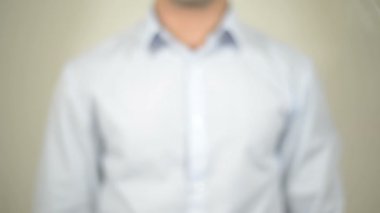 Karbon dioksit formülü, şeffaf ekranda yazma adam