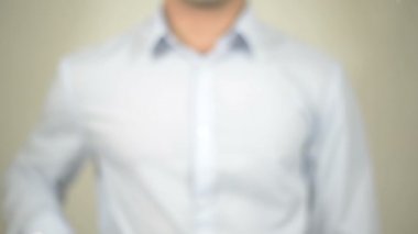 Para Takası, Saydam Ekranda Yazan Adam