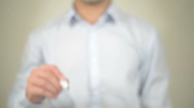 Tehlike altındaki türler, şeffaf ekranda yazma adam