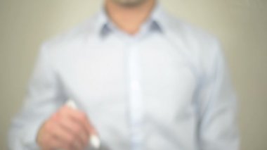 Serbest piyasa, şeffaf ekranda yazma adam