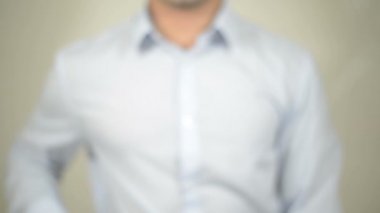 Telif hakkı kanunu, şeffaf ekranda yazma adam