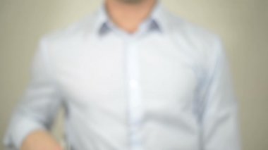 Ürün geri çağırma, şeffaf ekranda yazma adam