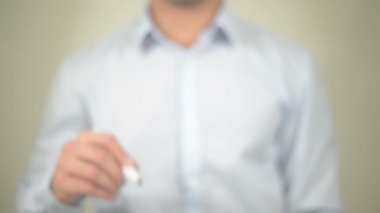 Haber kaynağı, şeffaf ekranda yazma adam