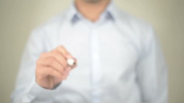 Adaptif tasarım, şeffaf ekranda yazma adam