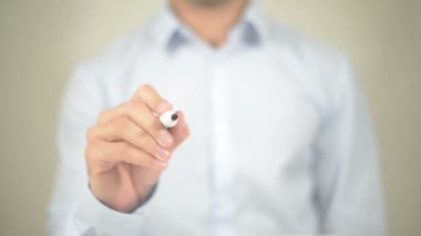 Etkin, şeffaf ekranda yazma adam