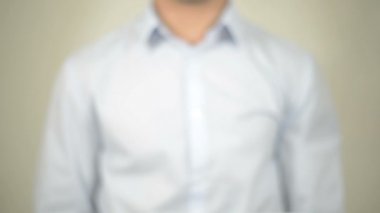 Dinleme, şeffaf ekranda yazma adam vardır