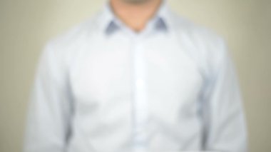 Büyük fikir, şeffaf ekranda yazma adam