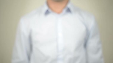 Blog yazısı, şeffaf ekranda yazma adam