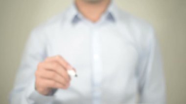 Araç kredisi, şeffaf ekranda yazma adam