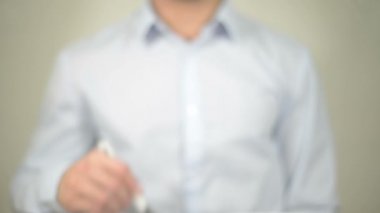 İstemci hizmeti, adam şeffaf ekranda yazma