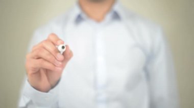 Yakında, adam şeffaf ekranda yazma