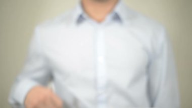 Bilgisayar, şeffaf ekranda yazma adam