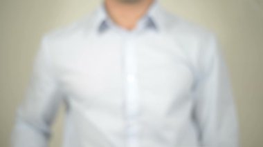 Temel değerler, şeffaf ekranda yazma adam