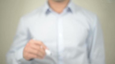 Veri işleme, şeffaf ekranda yazma adam