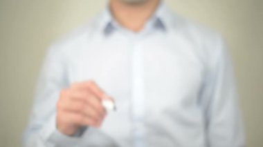 Tasarım stüdyosu, şeffaf ekranda yazma adam