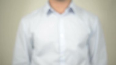 Dijital, şeffaf ekranda yazma adam