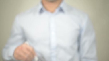 Çaba, şeffaf ekranda yazma adam