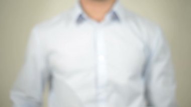 Adalet, şeffaf ekranda yazma adam