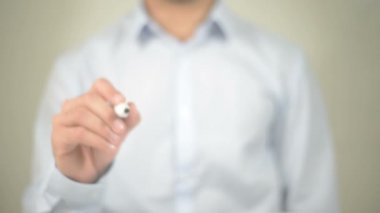 Yeni bir başlangıç, şeffaf ekranda yazma adam