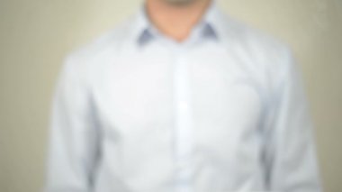 Yeni başlangıç, şeffaf ekranda yazma adam