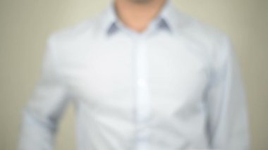Yeni teknoloji, şeffaf ekranda yazma adam