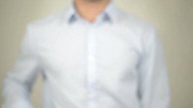 Parasız adam şeffaf ekranda yazma