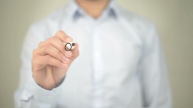 Ofis ve yönetim, şeffaf ekranda yazma adam