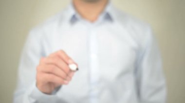 Internet iş çözümleri, şeffaf ekranda yazma adam