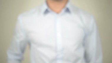 Internet pazarında, şeffaf ekranda yazma adam
