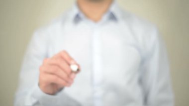 Internet iş, adam şeffaf ekranda yazma