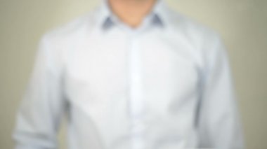 Çevrimiçi öğrenme, şeffaf ekranda yazma adam