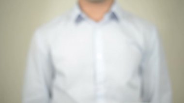 Online Pazar, şeffaf ekranda yazma adam