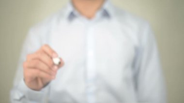 Online dilekçe, şeffaf ekranda yazma adam