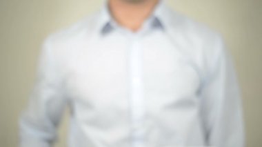 Ödenen denge, şeffaf ekranda yazma adam