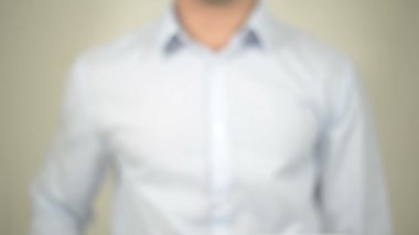 Kalan ödeme, şeffaf ekranda yazma adam