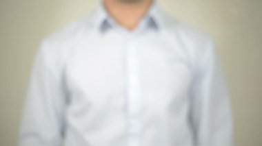 Ödeme gün, adam şeffaf ekranda yazma